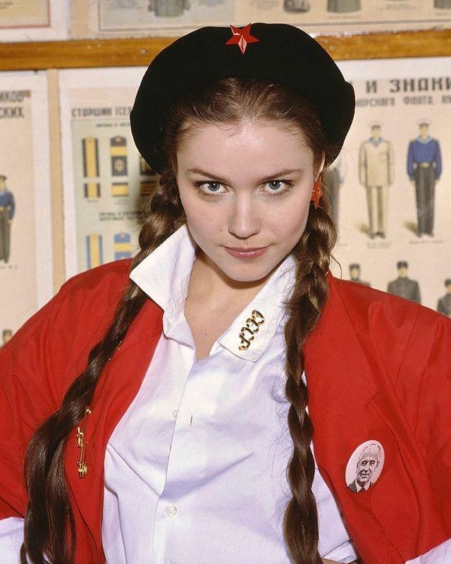 Брюнеткой лучше! Марина Зудина опубликовала архивное фото с длинными косами