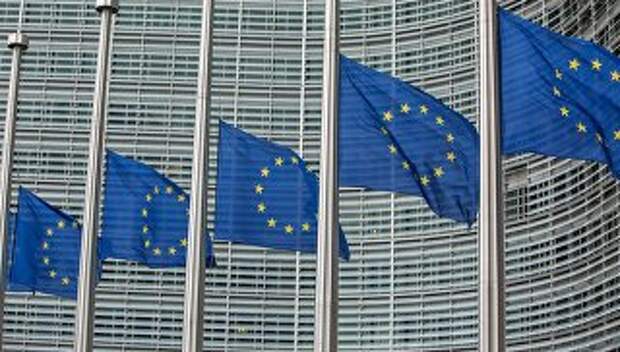 Флаги возле штаб-квартиры Европейской комиссии в Брюсселе. Архивное фото