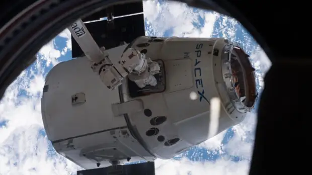 Космический корабль Dragon отстыковался от МКС