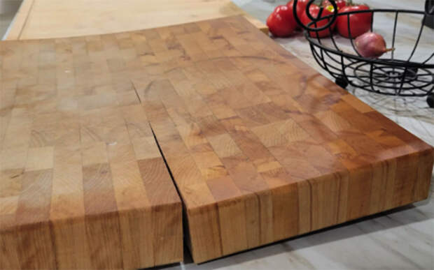 Люди посреди ночи услышали хлопок, а на кухне увидели треснувшую разделочную доску. Дерево лопнуло само по себе