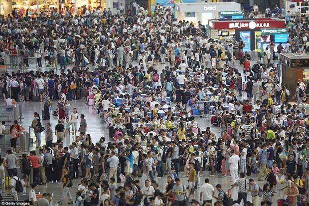 Шанхайский железнодорожный вокзал пропускает через себя огромные людские толпы.  китай, люди, население