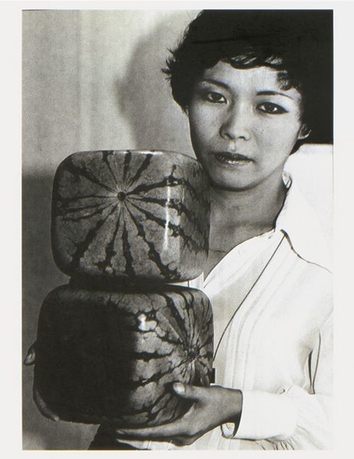 Графический дизайнер Томоюки Оно демонстрирует кубические арбузы, 1978 год, Япония