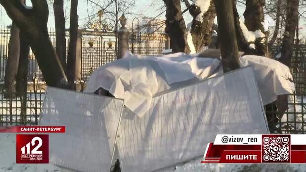 Повисший в деревьях Летнего сада Porsche принадлежит сыну авторитета из 90-х