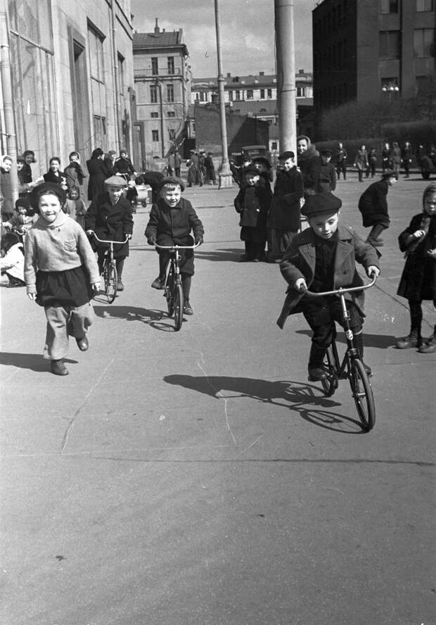 РЕДКИЕ атмосферные кадры старой Москвы 1930-50-х (ФОТО)