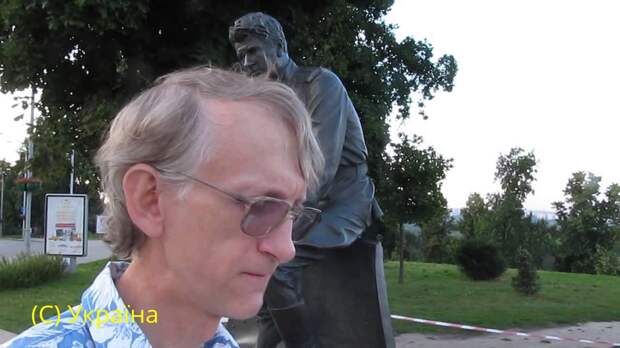 Лесь Быков у памятника отца