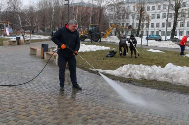 Беспалов вместе с туляками провёл первый весенний субботник в Туле 28 марта
