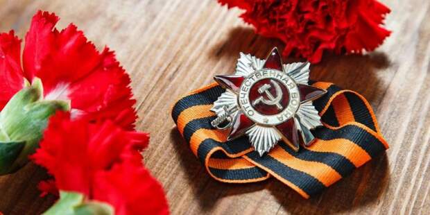 Собянин возложил цветы к памятнику маршалу Жукову на Манежной площади. Фото: mos.ru