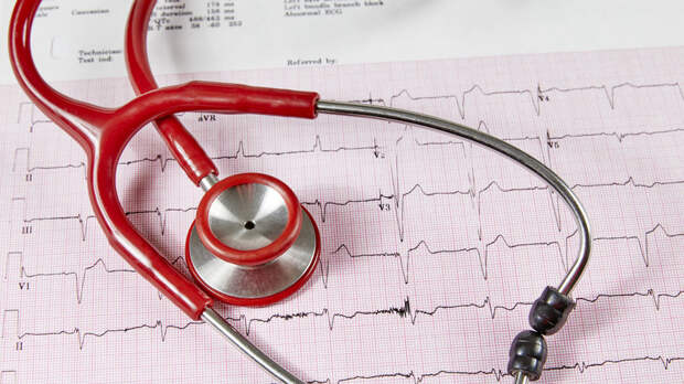 Кардиолог Бойцов: аритмия — главное проявление «синдрома праздничного сердца»