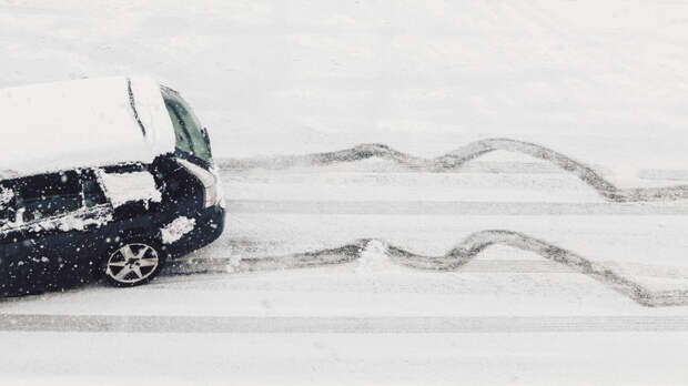 Автоэксперт: в снегопад не стоит сильно полагаться на электронные системы машины