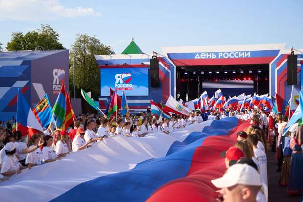 Более тысячи участников Парада национальностей пронесли 100-метровый триколор в Нижнем Новгороде