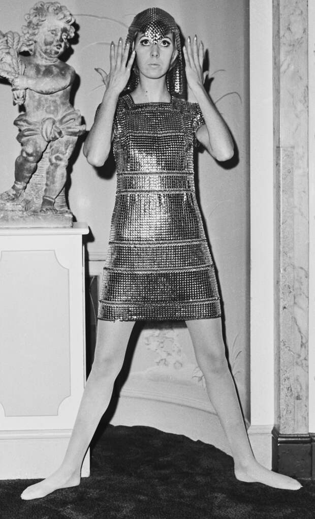 Модель в платье Paco Rabanne, 1968