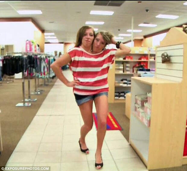 Девушки любят ходить по магазинам, хотя одежду им приходится перешивать