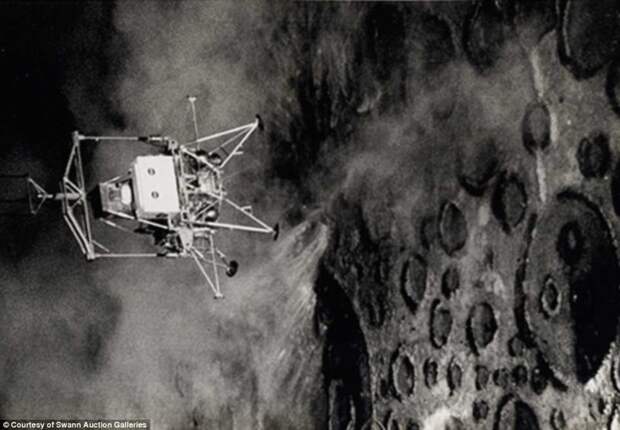 На фото изображен пилот Пит Конрад, отрабатывающий прилунение на искусственно смоделированную "лунную" поверхность в тренировочном космическом центре перед миссией "Аполлон-12" Apollo, gemini, nasa, Программа Меркурий, космические запуски, космические миссии, космос, фотоархив