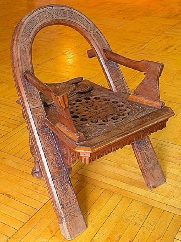 Кресло «Дуга, топор и рукавицы» работы мастера В.П.Шутова. 1870 год