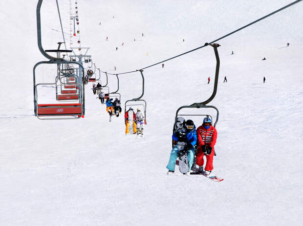 Туристка зацепилась рюкзаком за подъемник в горах Японии, повисла в воздухе и не выжила