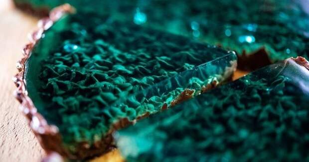 Изумрудный шоколадно-мятный пирог, похожий на коралловый риф