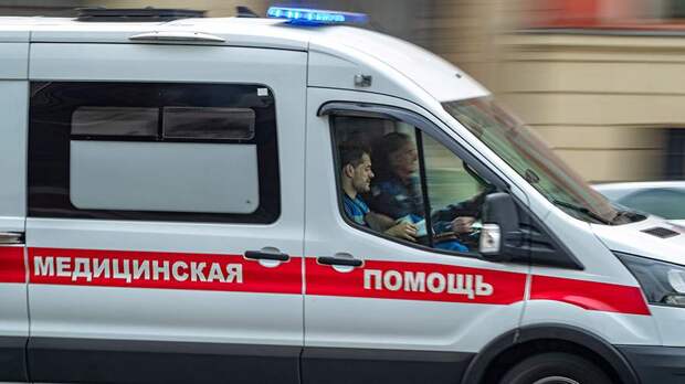 Ребенок серьезно пострадал из-за сброшенного с балкона стекла в Новгородской области
