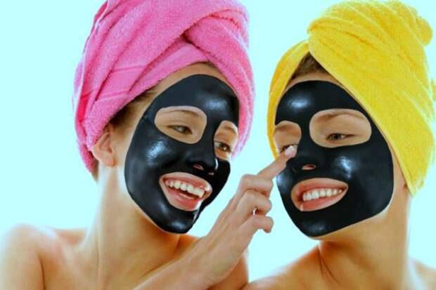Девушки с угольными масками на лице