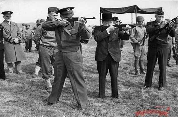 Премьер-министр Черчилль пробует стрелять из винтовки. Источник: nosha.ru