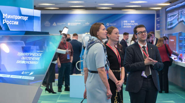 Путин посетил выставку биоэкономики на Форуме будущих технологий