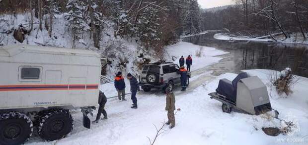 Спасатели вытащили из реки в Хабаровском крае снегоход и джип охотников