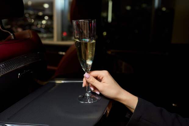 Россиянка с бокалом расплакалась за рулем из-за концерта «Нейромонаха Феофана»