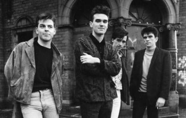 https://upload.wikimedia.org/wikipedia/ru/thumb/6/62/The_Smiths.jpg/495px-The_Smiths.jpg