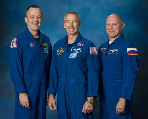 Soyuz MS-08 official crew portrait.jpg