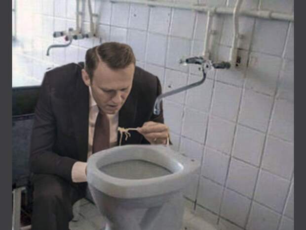 Соцсети пожелали клеветнику Навальному ужинать лапшой из «умытаза» Соцсети пожелали клеветнику Навальному ужинать лапшой из «умытаза»