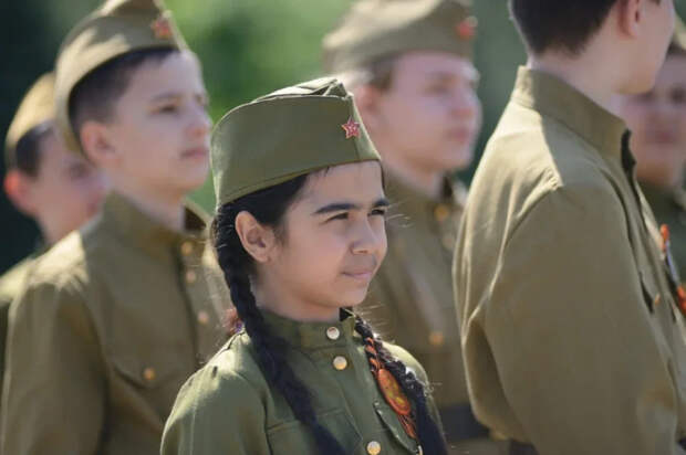 Школьники из Адыгеи приняли участие в конкурсе военного строя и песни