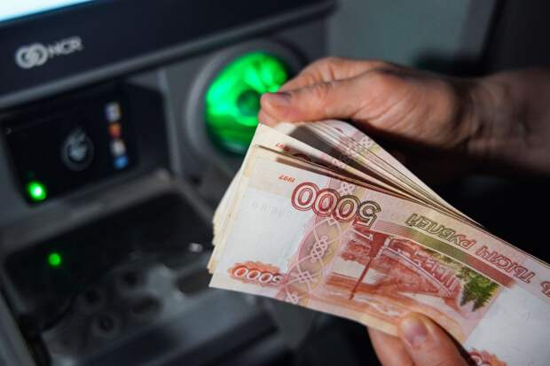 Банки начали блокировать снятие россиянами крупных сумм через банкоматы