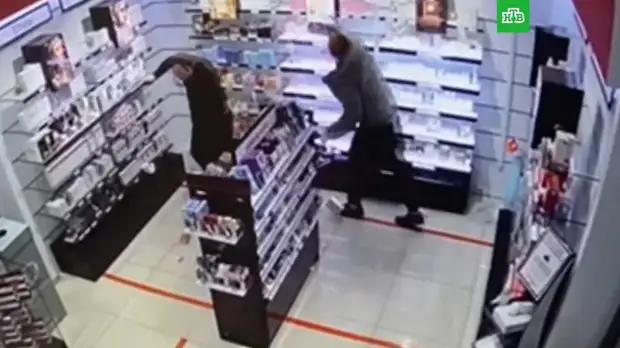 В центре Москвы мужчина разгромил витрины парфюмерного магазина