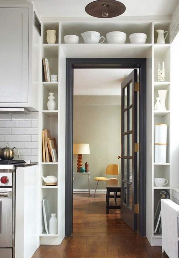 Компактное и удачное оформление двери на кухне, что облагородит и оптимизирует интерьер.
