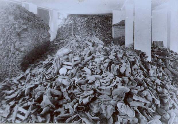 12. Один из складов, заполненный до потолка ботинками жертв. Освенцим, Польша, 1944 год архивы, интересно, исторические фото, старые фото, фото