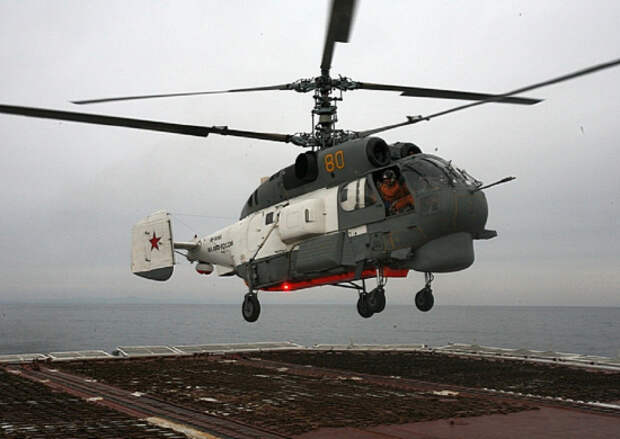 Экипажи вертолётов Ка-27ПС морской авиации Тихоокеанского флота провели учение в море в сложных погодных условиях