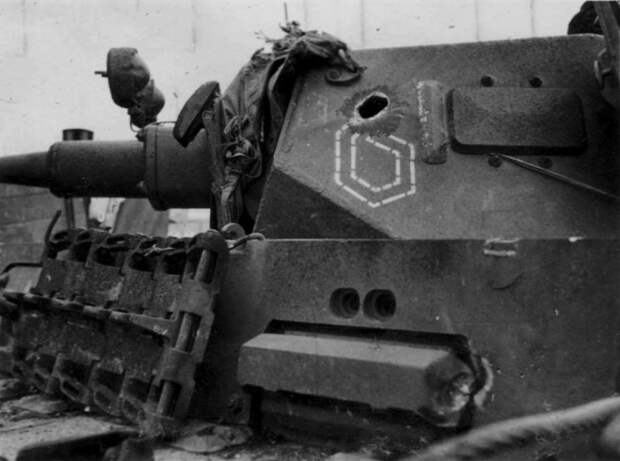 Башня подбитого немецкого среднего танка Pz.Kpfw. III Ausf. F. Машина из 10-й танковой дивизии 2-й танковой группы Гудериана группы армий «Центр». На орудийной маске закреплена фара-прожектор боевого света.