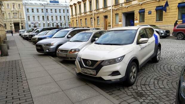 Петербурженка посадила за руль каршерингового автомобиля ребенка