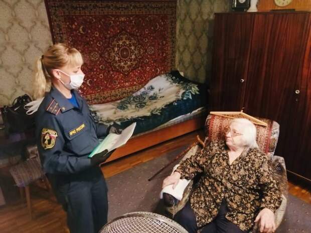 Визит к ветерану / Фото: Пресс-служба МЧС по ЮВАО