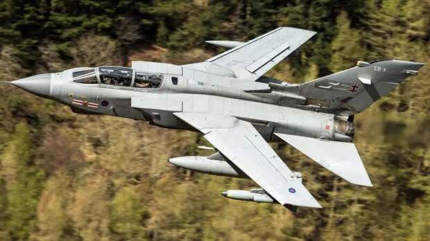 Panavia Tornado, он же MRA-75, он же Panavia 200. Плод совместной работы концернов British Aircraft Corporation (Великобритания), Messerschmitt-Bölkow-Blohm (Германия), и Aeritalia (Италия).-5