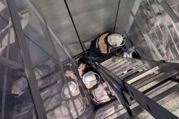 Шесть человек пострадали при падении лифта в Мытищах