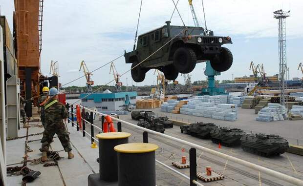 На фото: высадка американского десанта в рамках международных учений морских сил «Baltops-2010» в Вентспилсском порту