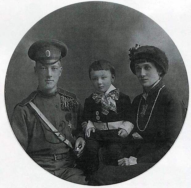 Гумилёв и Ахматова с сыном