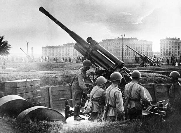 Красноармейцы-зенитчики в шлемами СШ-40 во время учебного воздушного налета © Владимир Грановский Source: Sputnik