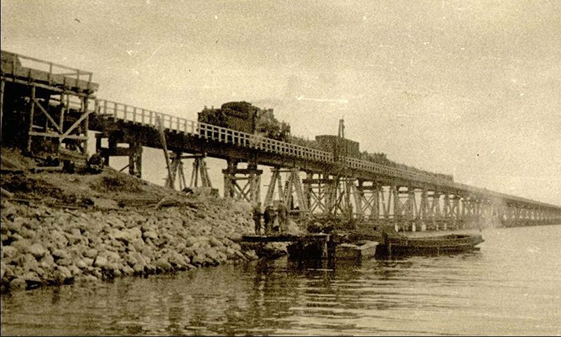 Крымский (Керченский) мост 1944 год СССР Два Крымских моста разрушились, а третий соединил Россию и Крым, поезда уже ходили Фото первых Крымских мостов построенных Германией и СССР, стоимость и общее расстояние Крымского (Керченского) моста и др. интересные факты