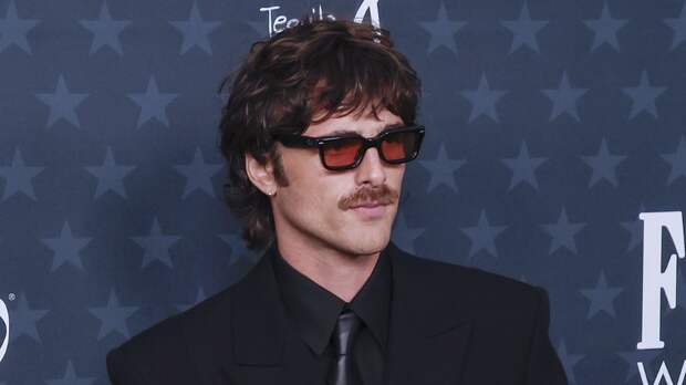 Джейкоб Элорди стал выходить в свет в женской одежде