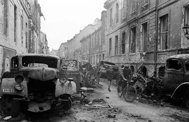 Фотография: Неизвестные фотографии бункера Гитлера, сделанные в апреле 1945-го №2 - BigPicture.ru