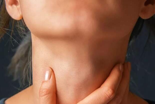 шея пальцы на щитовидной железе