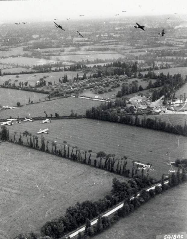 Группа транспортных самолётов С-47 над Нормандией. «День Д», июнь 1944 г. Великая отечественая война, архивные фотографии, вторая мировая война