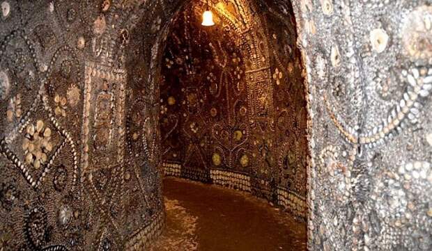 Каждый миллиметр площади грота украшены ракушечной мозаикой (Margate Shell Grotto).