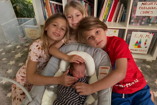 Экс-теннисистка Курникова выложила фото с детьми от Иглесиаса